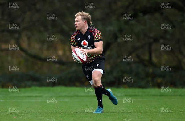061125 - Wales Rugby Training in the week leading up to their first Quilter Nations Series game against Argentina - Blair Murray during training