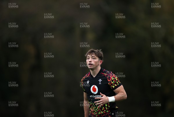 061125 - Wales Rugby Training in the week leading up to their first Quilter Nations Series game against Argentina - Dan Edwards during training