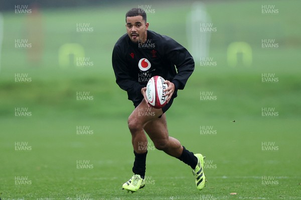 061125 - Wales Rugby Training in the week leading up to their first Quilter Nations Series game against Argentina - Ben Thomas during training