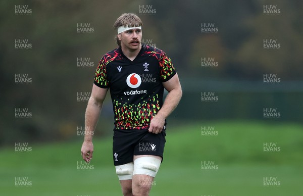 061125 - Wales Rugby Training in the week leading up to their first Quilter Nations Series game against Argentina - Aaron Wainwright during training