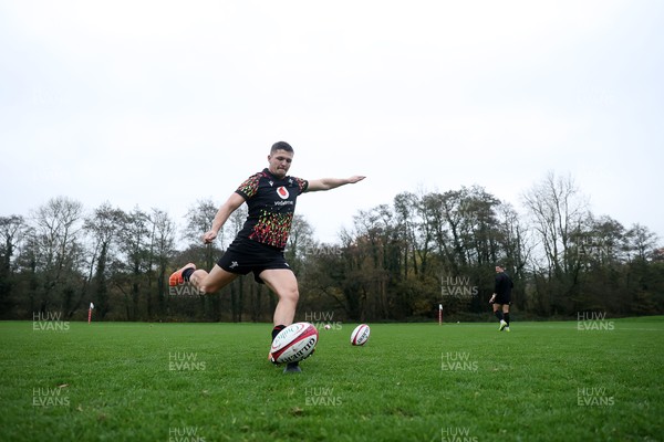 061125 - Wales Rugby Training in the week leading up to their first Quilter Nations Series game against Argentina - Callum Sheedy during training