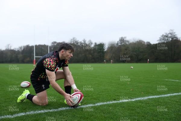 061125 - Wales Rugby Training in the week leading up to their first Quilter Nations Series game against Argentina - Dan Edwards during training