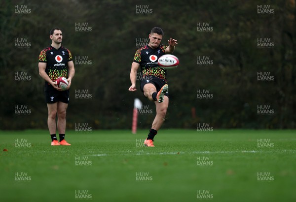 061125 - Wales Rugby Training in the week leading up to their first Quilter Nations Series game against Argentina - Callum Sheedy during training