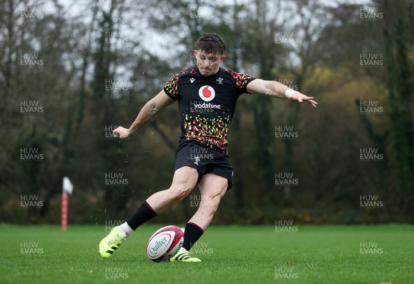 061125 - Wales Rugby Training in the week leading up to their first Quilter Nations Series game against Argentina - Dan Edwards during training