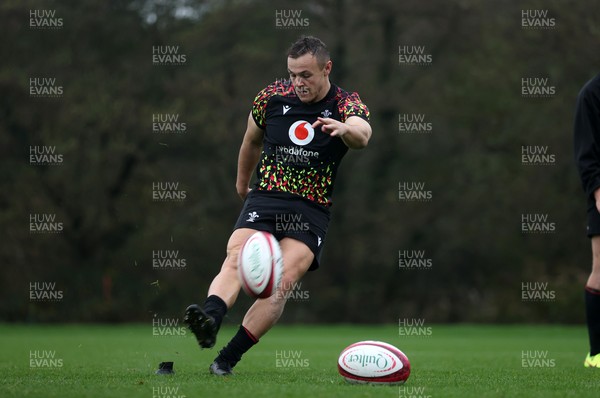 061125 - Wales Rugby Training in the week leading up to their first Quilter Nations Series game against Argentina - Jarrod Evans during training