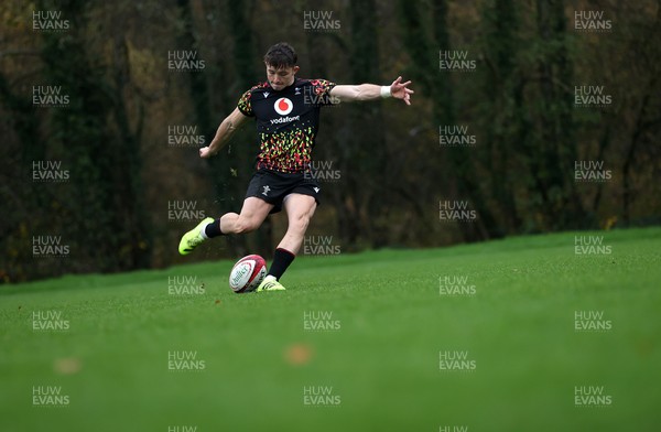 061125 - Wales Rugby Training in the week leading up to their first Quilter Nations Series game against Argentina - Dan Edwards during training