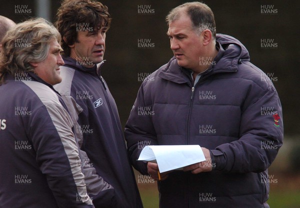 070206 - Wales Rugby Training Coach Mike Ruddock (R) chats to skills coach, Scott Johnson (L)and Physio Mark Davies during a training session ahead of his side's Six Nations clash against Scotland  