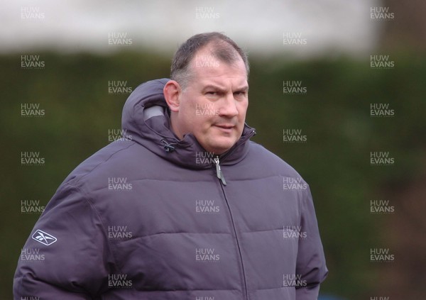 070206 - Wales Rugby Training - Mike Ruddock during training 