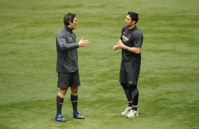 07.02.08 - Wales Rugby Training - James Hook and Stephen Jones(r) during training 
