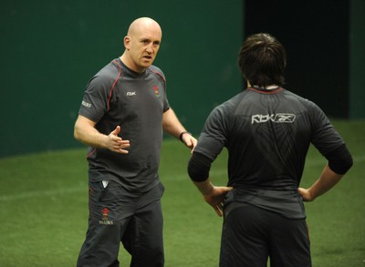 07.02.08 - Wales Rugby Training - Wales Defence Coach, Shaun Edwards makes a point to Gavin Henson during training 