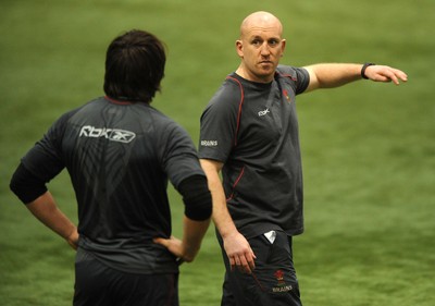 07.02.08 - Wales Rugby Training - Wales Defence Coach, Shaun Edwards makes a point to Gavin Henson during training 