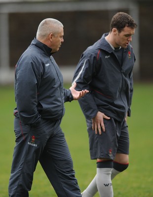 07.02.08 - Wales Rugby Training - Wales Coach, Warren Gatland talks to Mark Jones(r) 