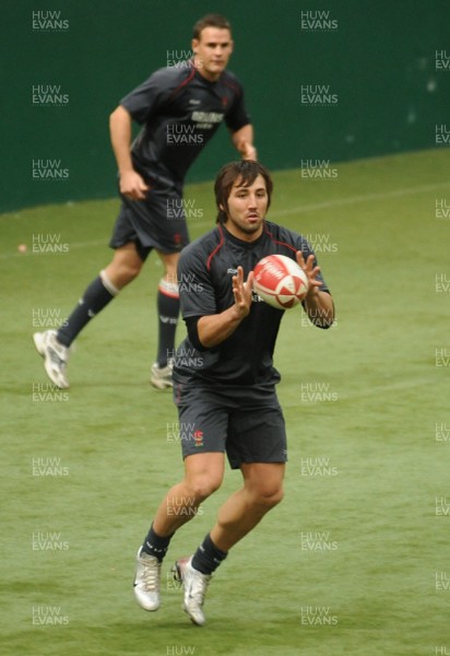 07.02.08 - Wales Rugby Training - Gavin henson in action during training 