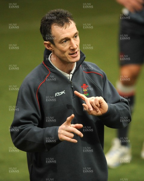 07.02.08 - Wales Rugby Training - Wales Backs Coach, Rob Howley makes a point during training 