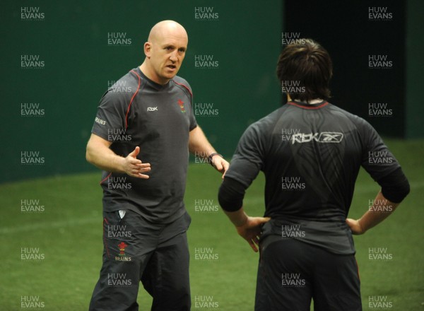 07.02.08 - Wales Rugby Training - Wales Defence Coach, Shaun Edwards makes a point to Gavin Henson during training 