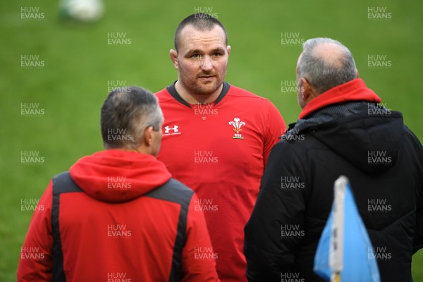 070220 - Wales Rugby Training - Ken Owens talks to Byron Hayward and Wayne Pivac