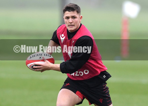 070222 - Wales Rugby Training - Callum Sheedy during training