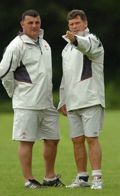 07.08.07 - Wales Rugby Training - Wales Coach, Gareth Jenkins with defence coach, Rowland Phillips(L) during training 