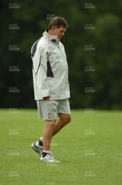 07.08.07 - Wales Rugby Training - Wales Coach, Gareth Jenkins during training 