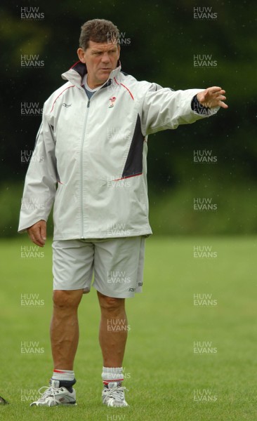 07.08.07 - Wales Rugby Training - Wales Coach, Gareth Jenkins during training 