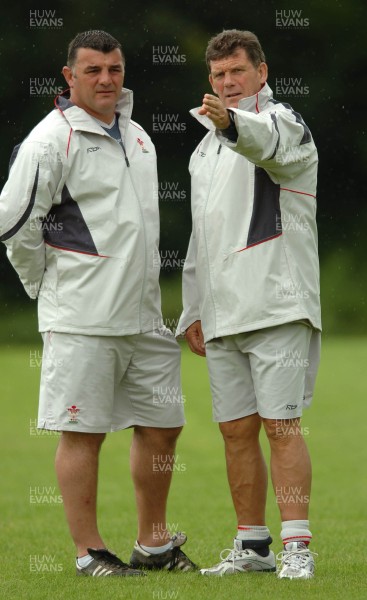 07.08.07 - Wales Rugby Training - Wales Coach, Gareth Jenkins with defence coach, Rowland Phillips(L) during training 