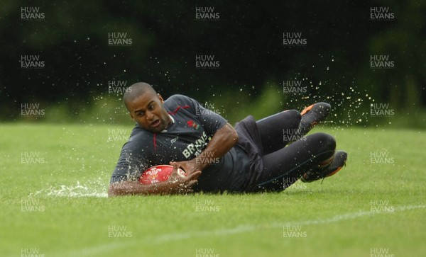 07.08.07 - Wales Rugby Training - Aled Brew enjoys the rain during training 