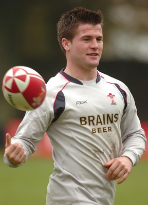 07.11.06 - Wales Rugby Training - Ceri Sweeney offloads during training 