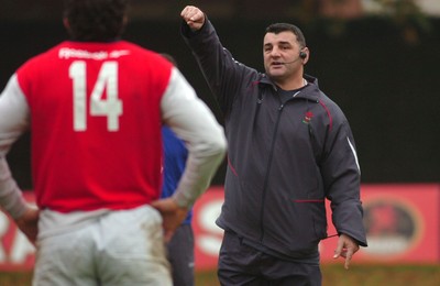 07.11.06 - Wales Rugby Training - Wales Defence Coach, Rowland Phillips during training 