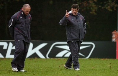 07.11.06 - Wales Rugby Training - Wales Coach, Gareth Jenkins(R) and Forwards Coach, Robin McBryde(L) 