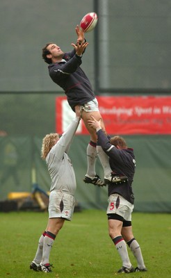 07.11.06 - Wales Rugby Training - Robert Sidoli takes high ball with support from Duncan Jones(L) and Rhys Thomas 