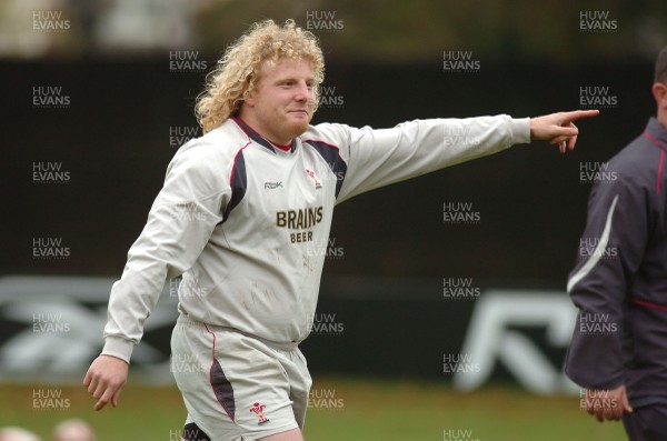 07.11.06 - Wales Rugby Training - Duncan Jones points the way during training 