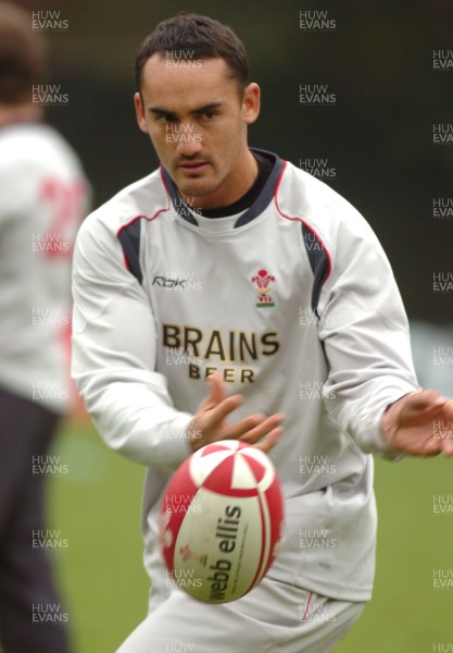 07.11.06 - Wales Rugby Training - Sonny Parker offloads during training 