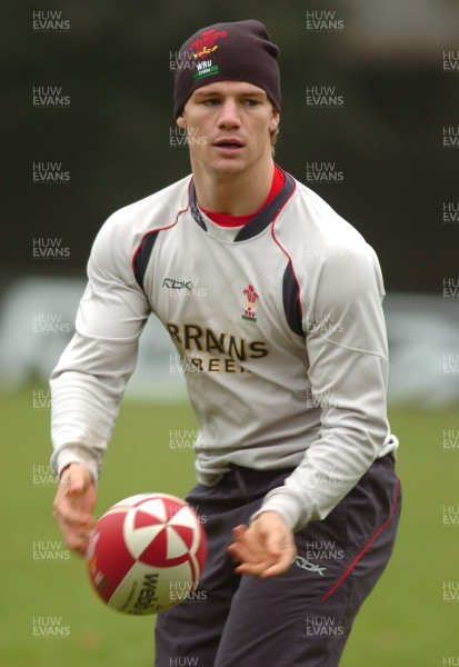 07.11.06 - Wales Rugby Training - Dwayne Peel offloads during training 