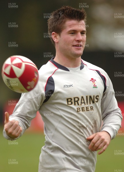 07.11.06 - Wales Rugby Training - Ceri Sweeney offloads during training 