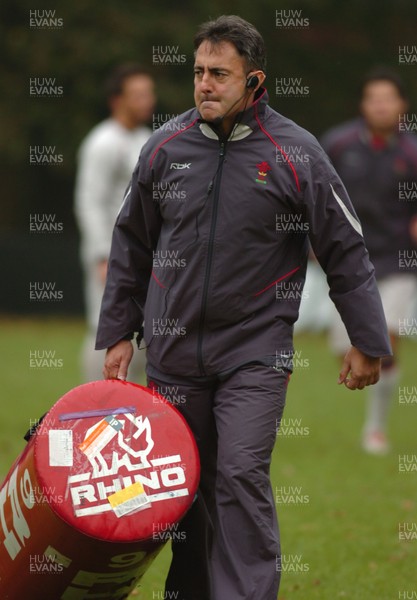 07.11.06 - Wales Rugby Training - Wales Backs Coach, Nigel Davies 