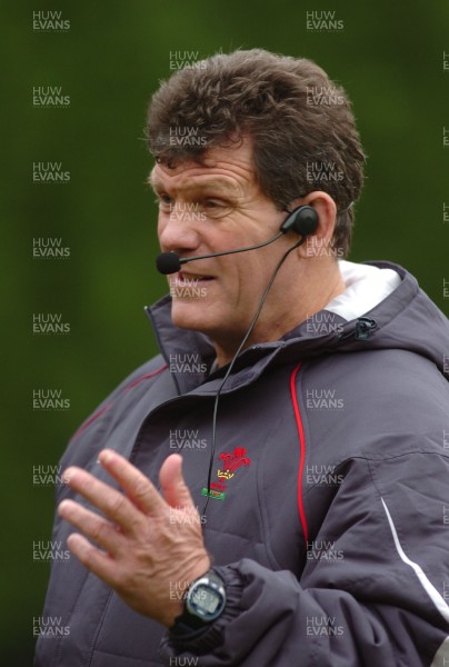 07.11.06 - Wales Rugby Training - Wales Coach, Gareth Jenkins during training 