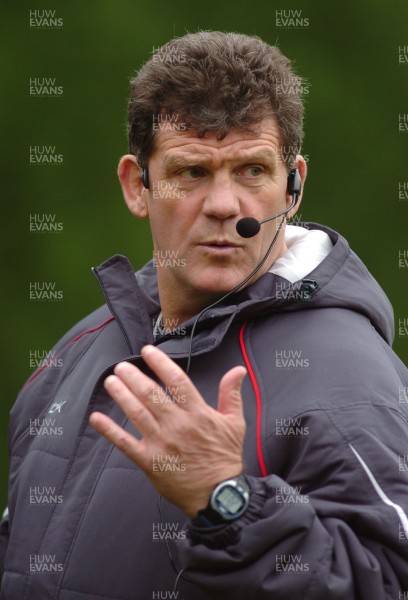 07.11.06 - Wales Rugby Training - Wales Coach, Gareth Jenkins during training 