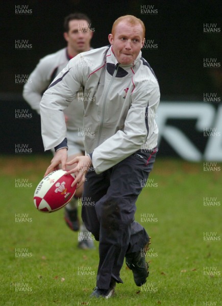 07.11.06 - Wales Rugby Training - Martyn Williams offloads during training 