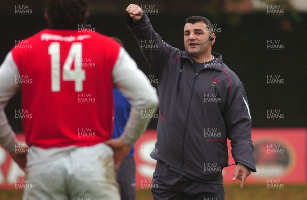 07.11.06 - Wales Rugby Training - Wales Defence Coach, Rowland Phillips during training 