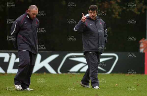 07.11.06 - Wales Rugby Training - Wales Coach, Gareth Jenkins(R) and Forwards Coach, Robin McBryde(L) 