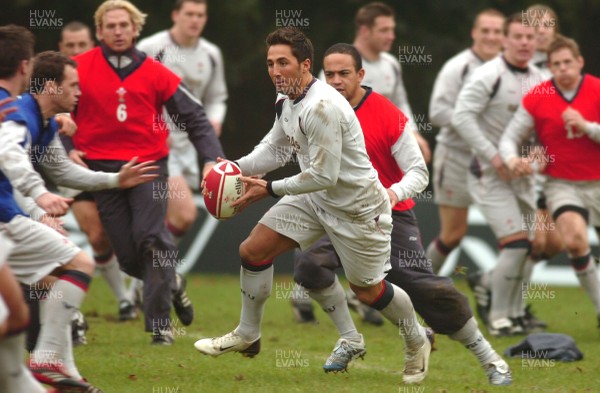 07.11.06 - Wales Rugby Training - Gavin Henson gets into space during training 