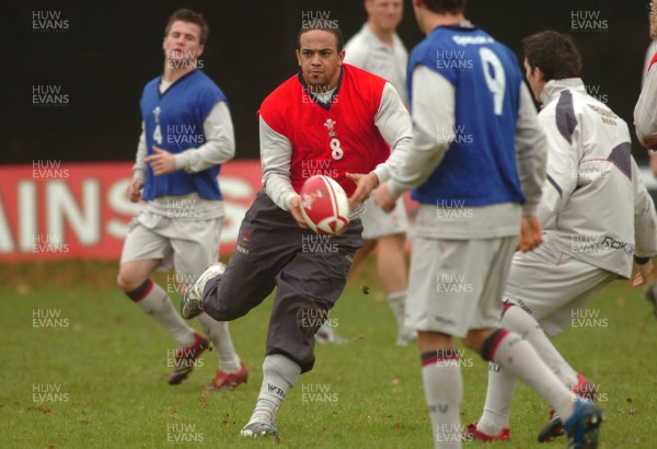 07.11.06 - Wales Rugby Training - Gavin Thomas looks for support during training 