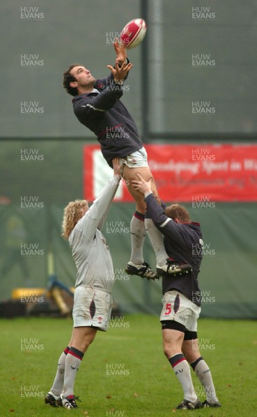 07.11.06 - Wales Rugby Training - Robert Sidoli takes high ball with support from Duncan Jones(L) and Rhys Thomas 