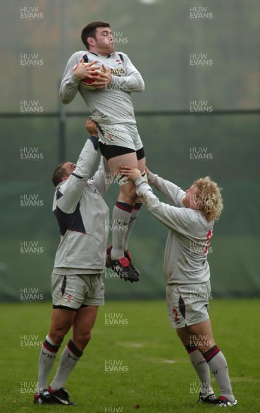 07.11.06 - Wales Rugby Training - Michael Owen takes high ball with support from Duncan Jones(R) and Chris Horsman 