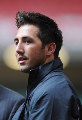07.11.08 - Wales Rugby Training - Gavin Henson looks on as he sits out of training. 