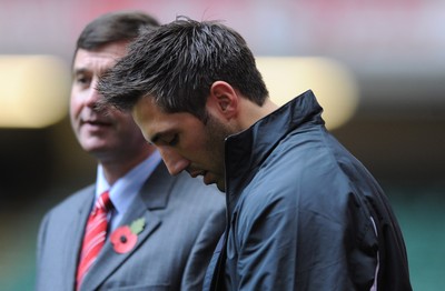 07.11.08 - Wales Rugby Training - Gavin Henson looks on as he sits out of training. 