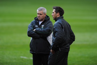 07.11.08 - Wales Rugby Training - Wales coach, Warren Gatland talks to Gavin Henson during training. 