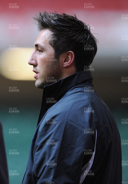 07.11.08 - Wales Rugby Training - Gavin Henson looks on as he sits out of training. 