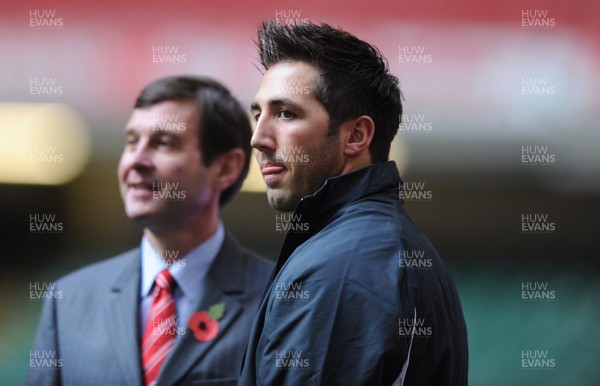 07.11.08 - Wales Rugby Training - Gavin Henson looks on as he sits out of training. 