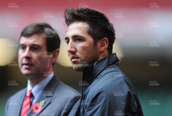 07.11.08 - Wales Rugby Training - Gavin Henson looks on as he sits out of training. 